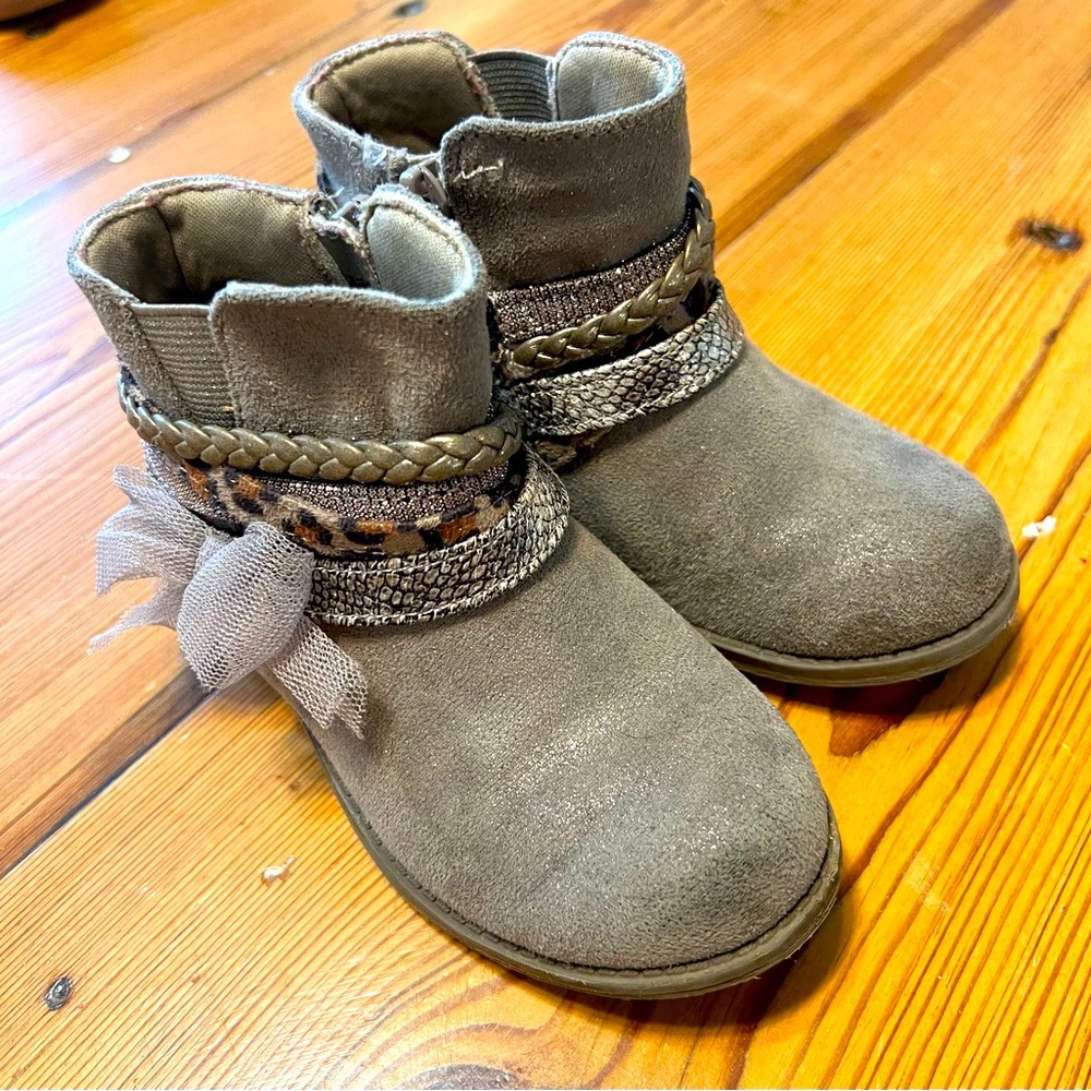 Olive & Edie @ DSW. Adorable booties. Size 8 toddler.